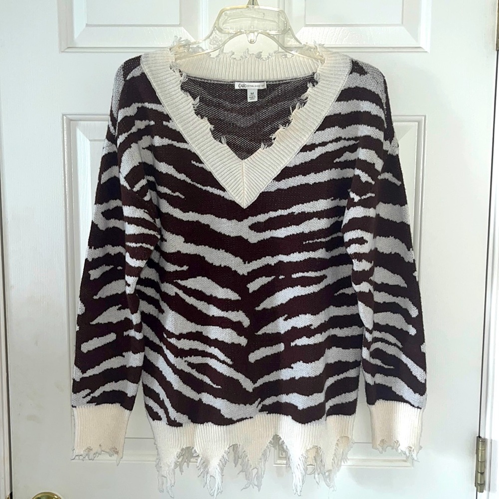 SUPER SOFT Printed Sweater With Ragged Edges By Cato size Medium